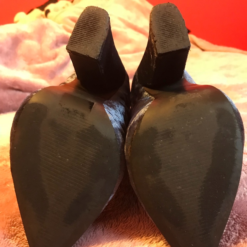 Lulu’s navy velvet ankle booties - Picture 5 of 5